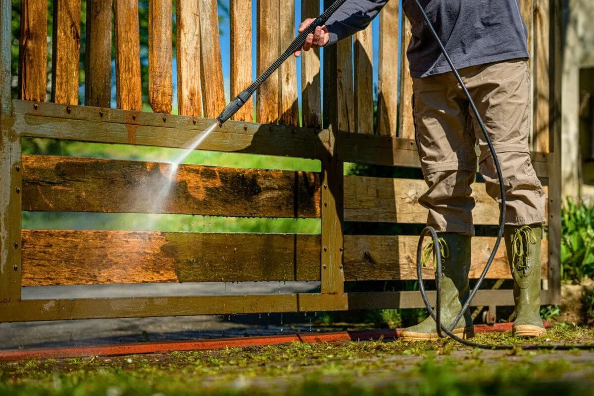 Clôtures envahies par les algues ?