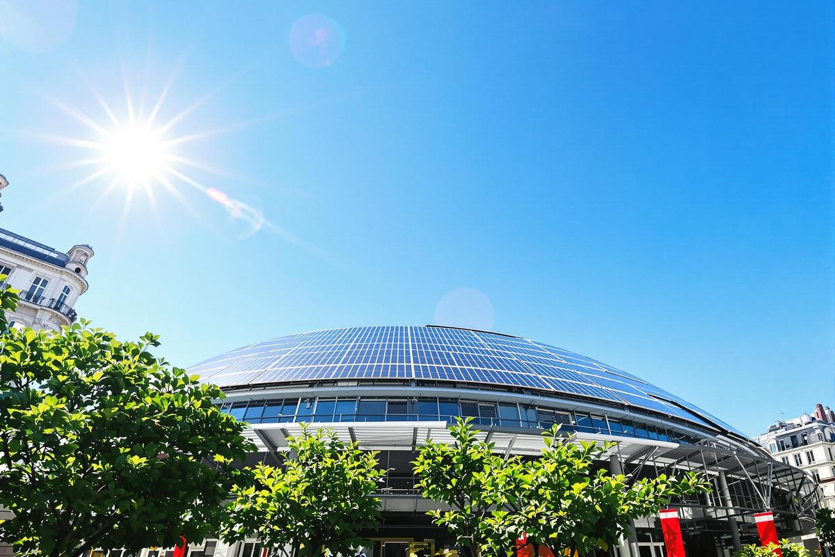 La plus grande centrale solaire du centre de Paris : bientôt des panneaux photovoltaïques sur la Canopée des Halles